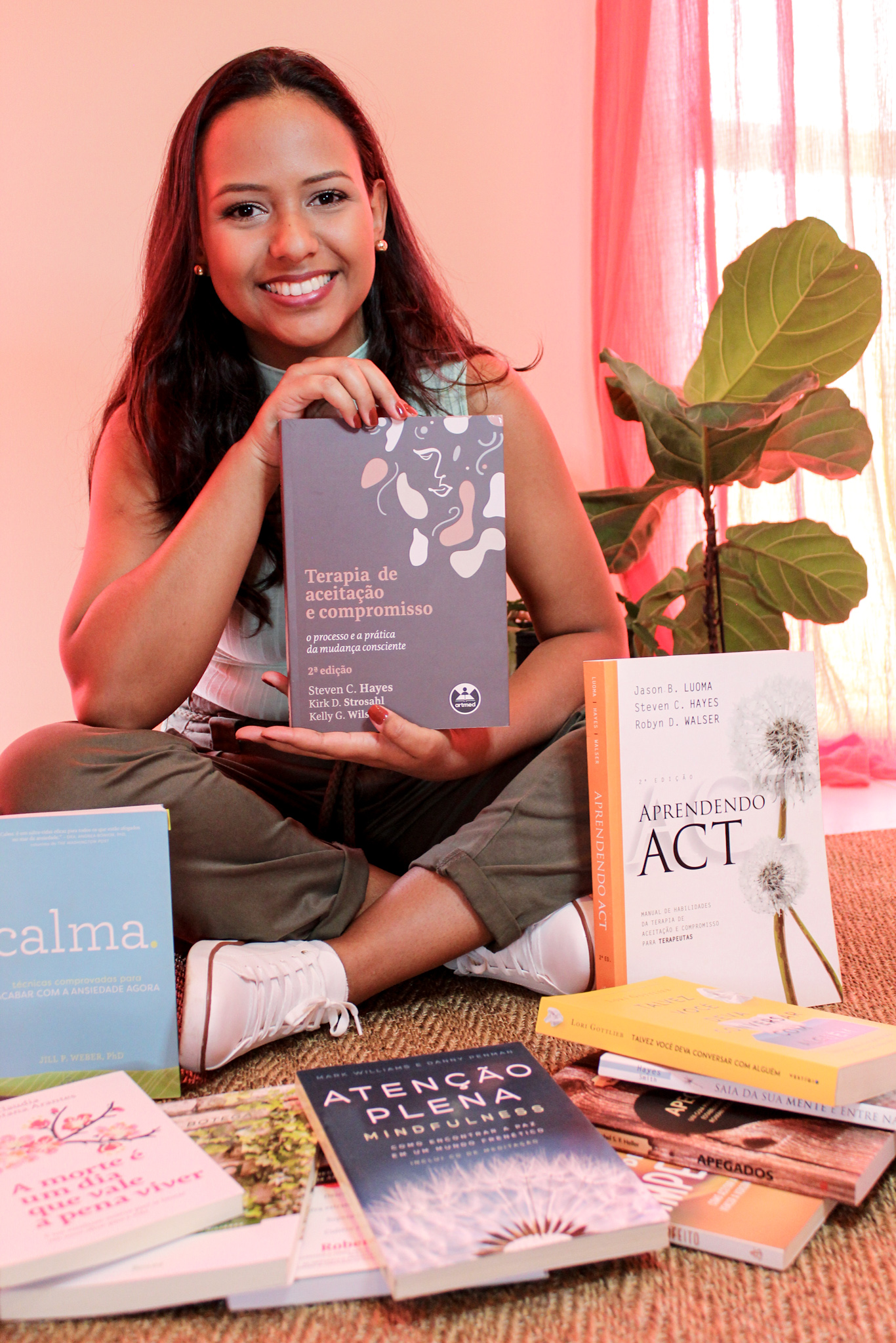 Aflane Negrão - Fundadora da Contextualize Psi com livros de ACT